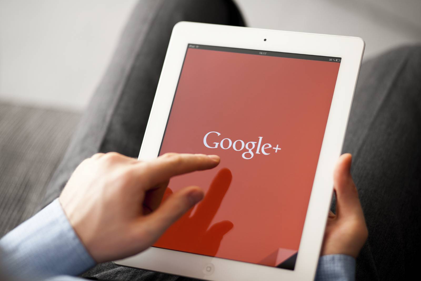 Homem usando o Google+ em um tablet | Google lança nova ferramenta: conheça o Google+ Local
