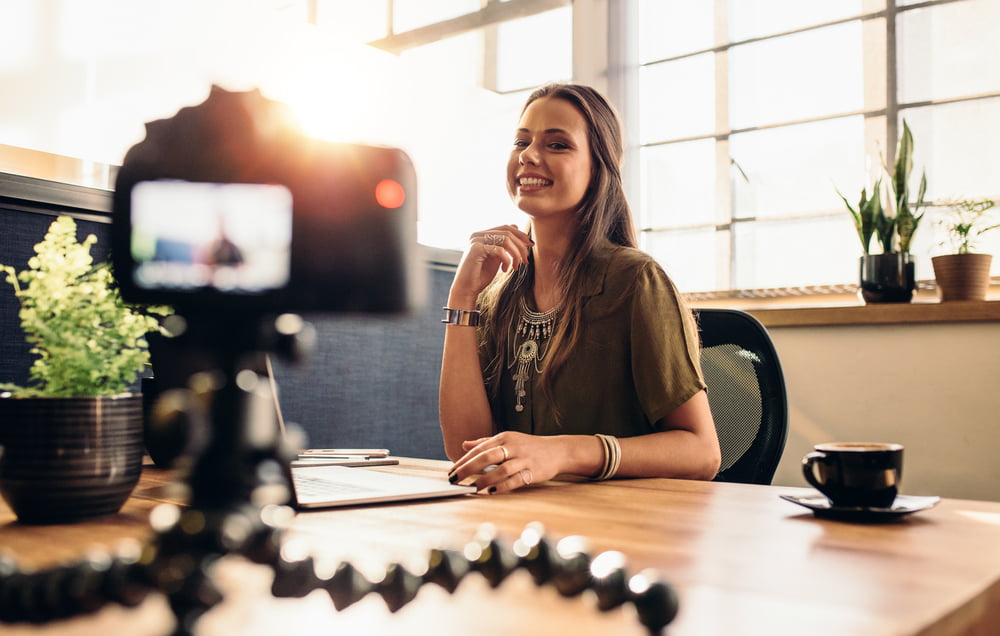 Mulher gravando vídeo em escritório | Vídeos online e marketing digital