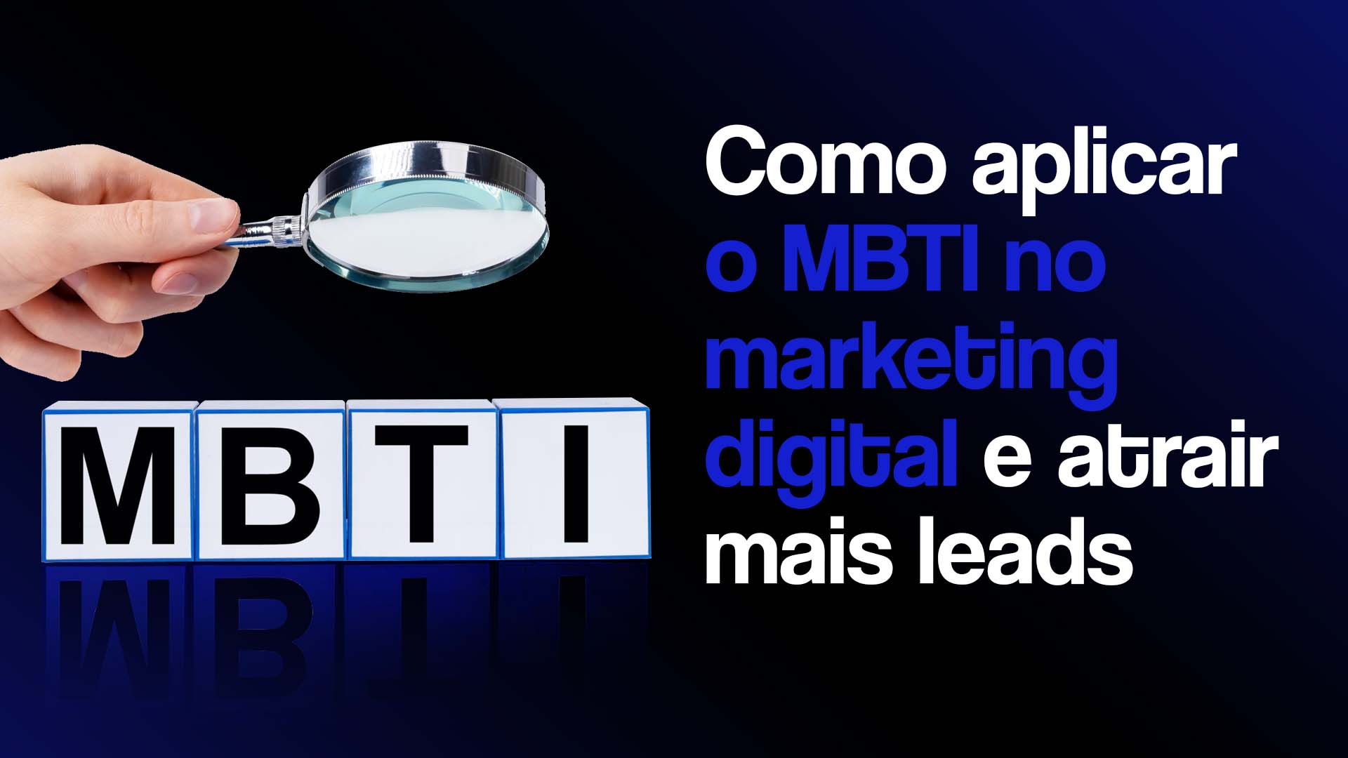 Mão segurando uma lupa à esquerda acima de blocos com a palavra MBTI e o título ao lado direito MBTI no marketing digital